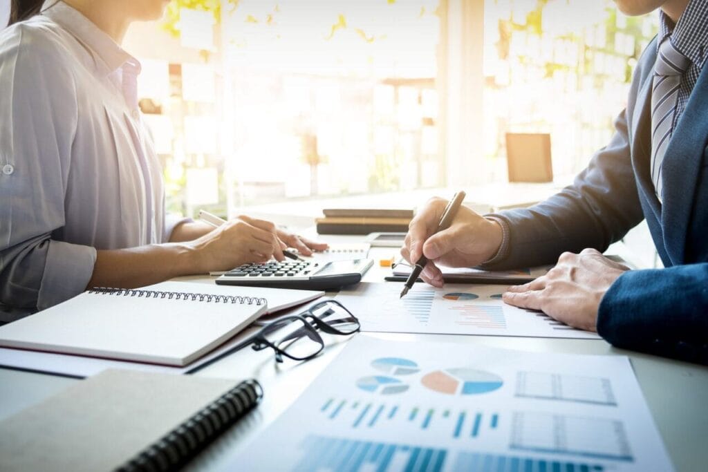 gestores de empresa analisando dados para calcular o ebitda