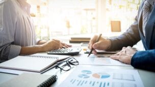 gestores de empresa analisando dados para calcular o ebitda