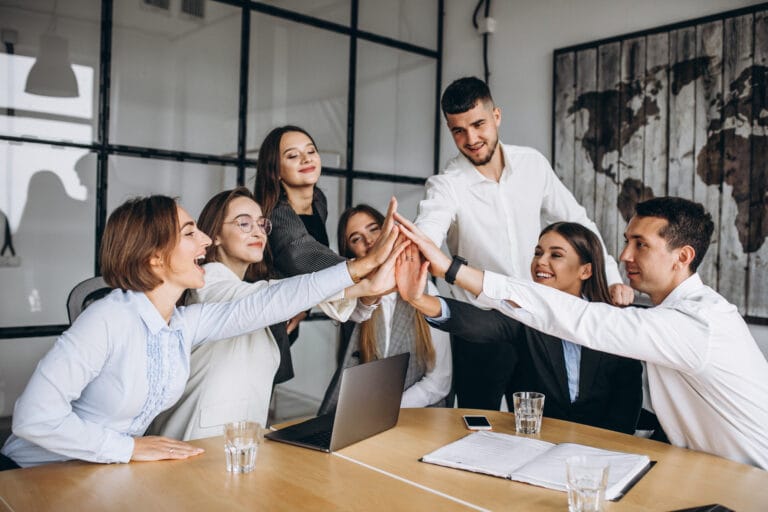 equipe de mãos dadas após a estruturação de empresa ter tido sucesso