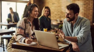 gestores com perfil de empreendedor hustler trocando experiências em frente ao notebook