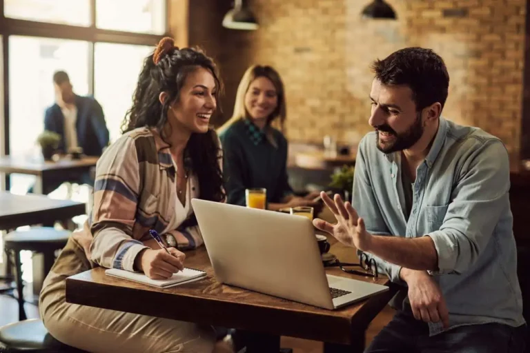 gestores com perfil de empreendedor hustler trocando experiências em frente ao notebook