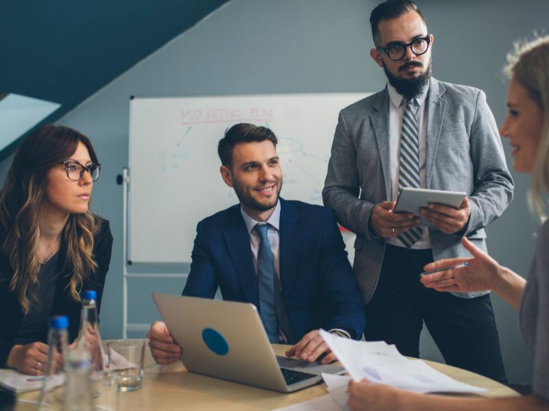 por que uma empresa vende suas ações