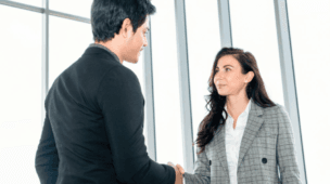 Esta imagem captura um momento de aperto de mãos profissional, simbolizando um acordo, uma contratação ou o início de uma parceria de negócios de sucesso.