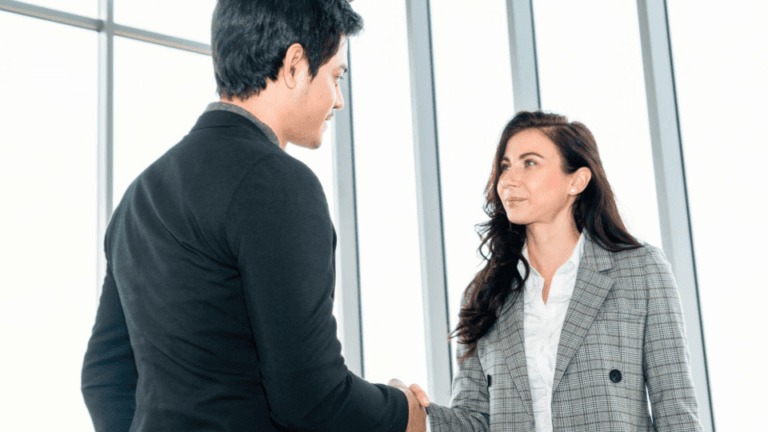 Esta imagem captura um momento de aperto de mãos profissional, simbolizando um acordo, uma contratação ou o início de uma parceria de negócios de sucesso.