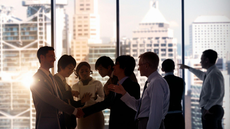 Esta imagem captura uma cena vibrante de networking e celebração de negócios em um ambiente corporativo de alto nível.