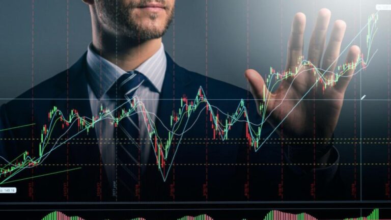A imagem mostra um homem de negócios interagindo conceitualmente com uma tela sensível ao toque contendo dados e gráficos do mercado financeiro.